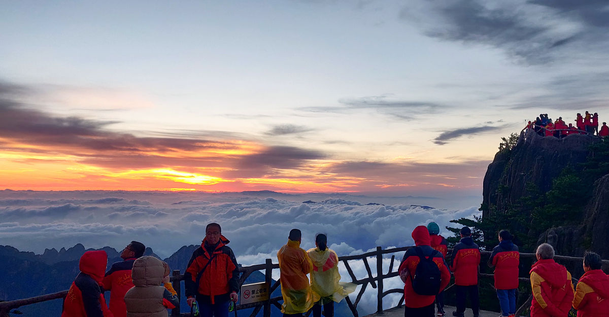 我想去黄山爬山看日出请帮忙规划路线并给出一些详细的建议