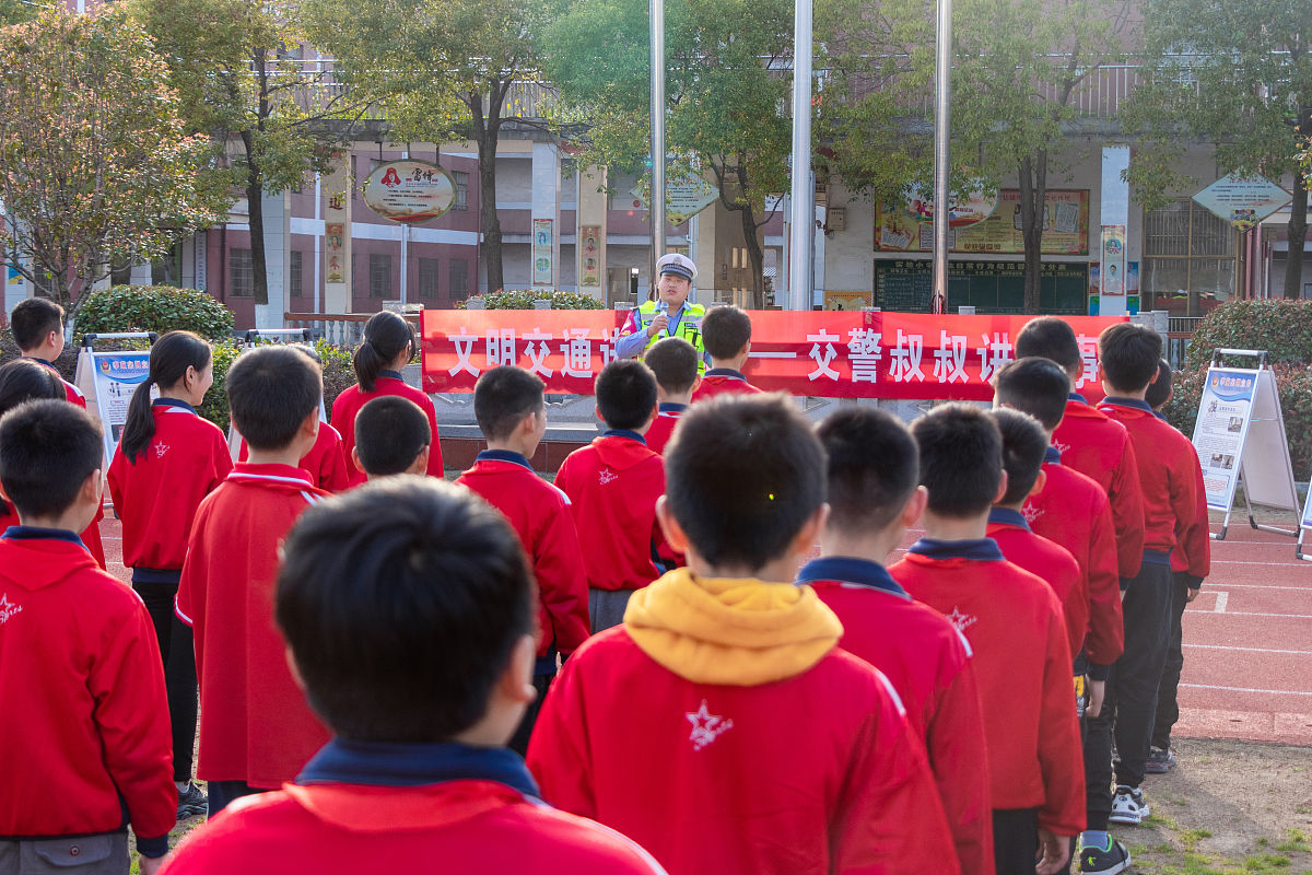 2022年3月10日,江西省吉安市新干县实验小学,民警为小学生讲述交通安