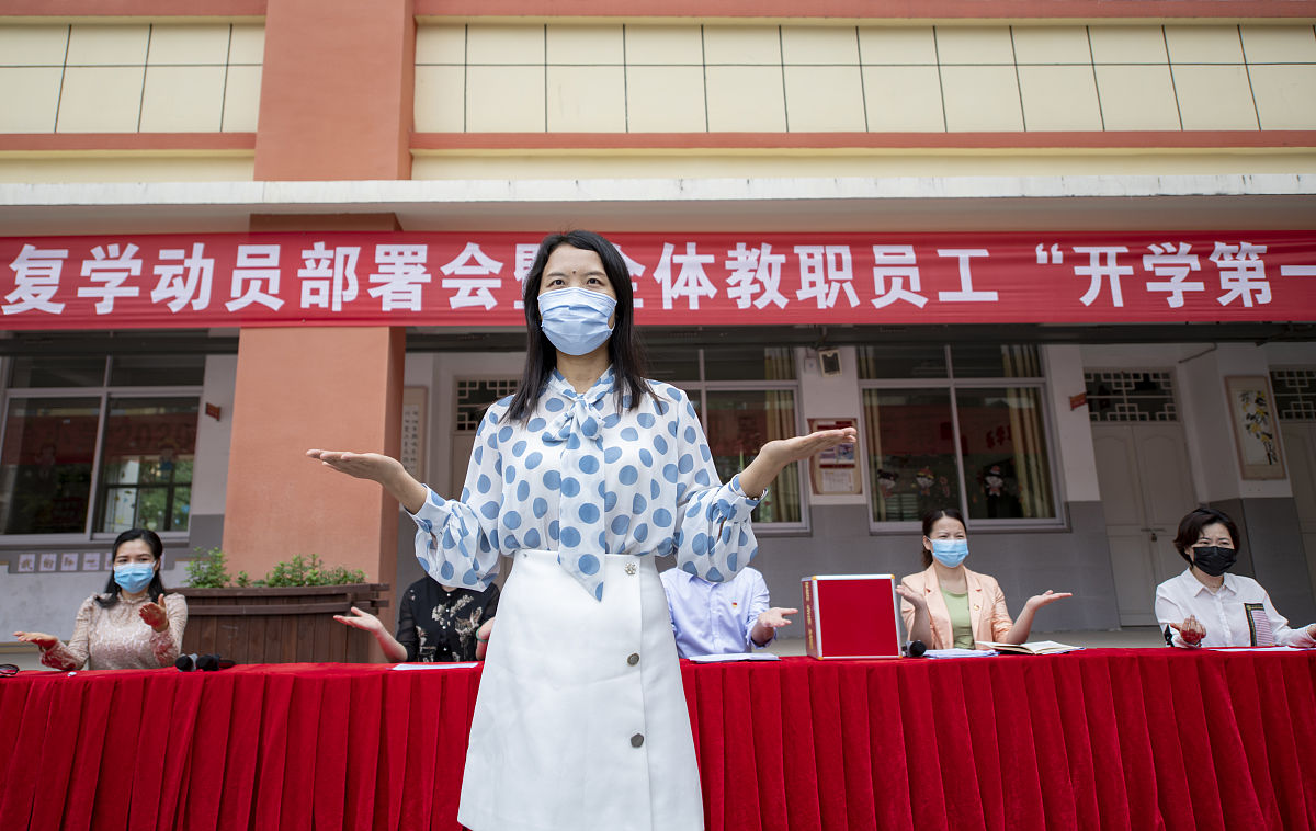 我怕她不原谅我我感觉我有点过分了就因为我跳舞老师没看我看别的小朋友了然后我就生气又摔钥匙又把老师给我的东西摔她旁边当着所有家长面她要走的时候我还给她反锁在教室里她还有课然后又抢她钥匙后来我把门打开了她把我一顿训就走了