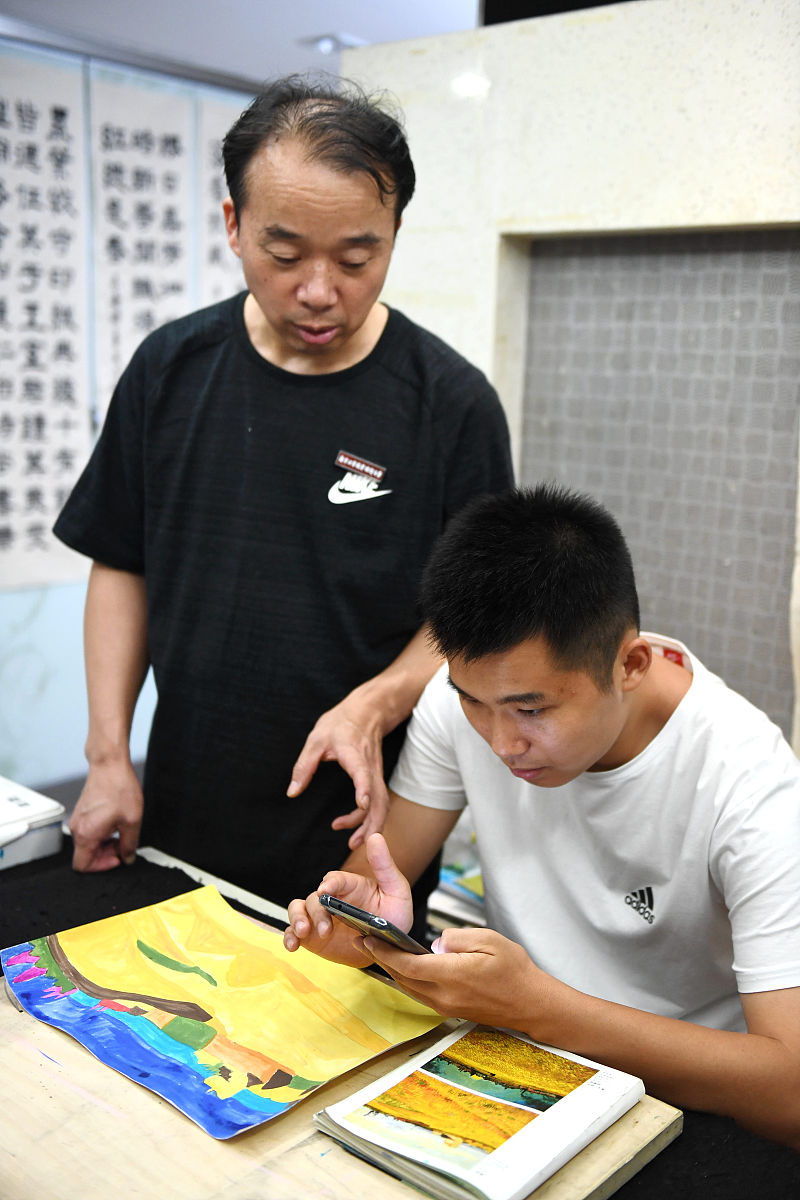 2020年9月4日,南京,刘老师鼓励张汉通过手机来查询对梵高作品的赏析,
