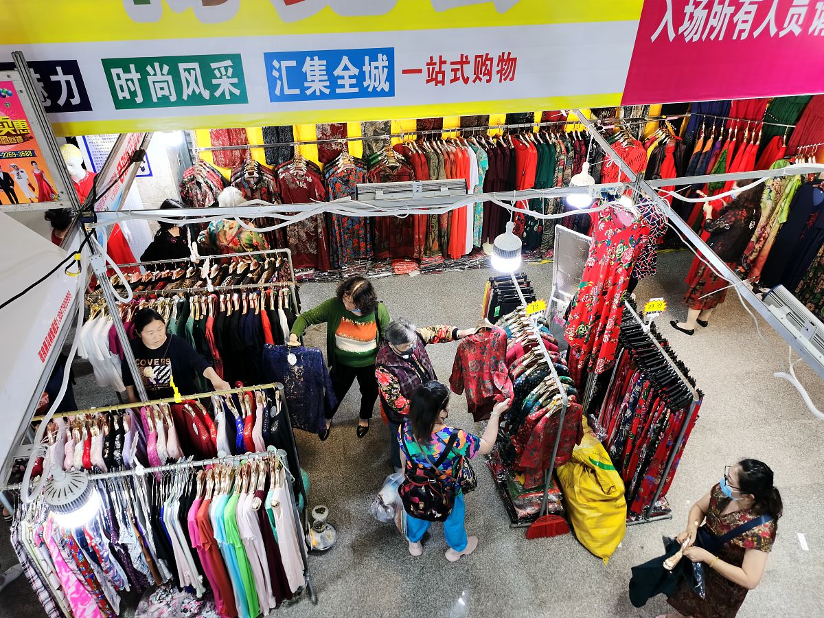 2020年5月30日,贵州遵义举办服装暨特产博览会,吸引众多市民前来选购,