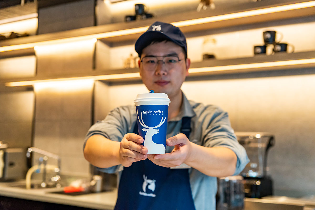 男子在瑞幸店外怒砸多杯酱香拿铁