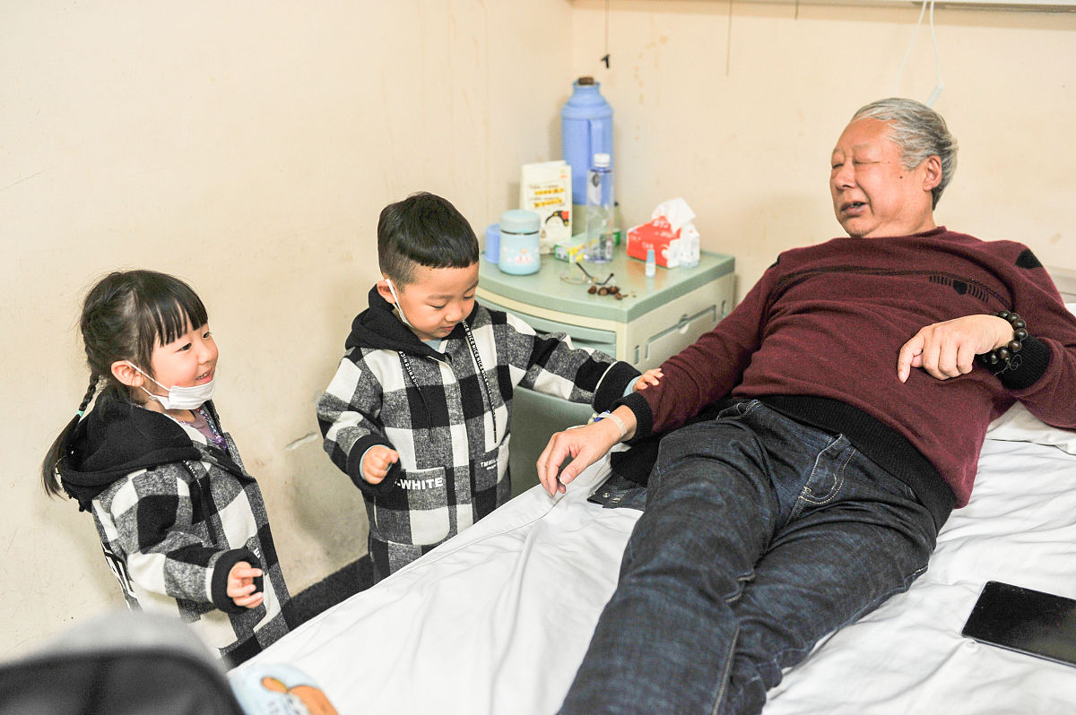 同学爸爸受伤了，要不要去探望？