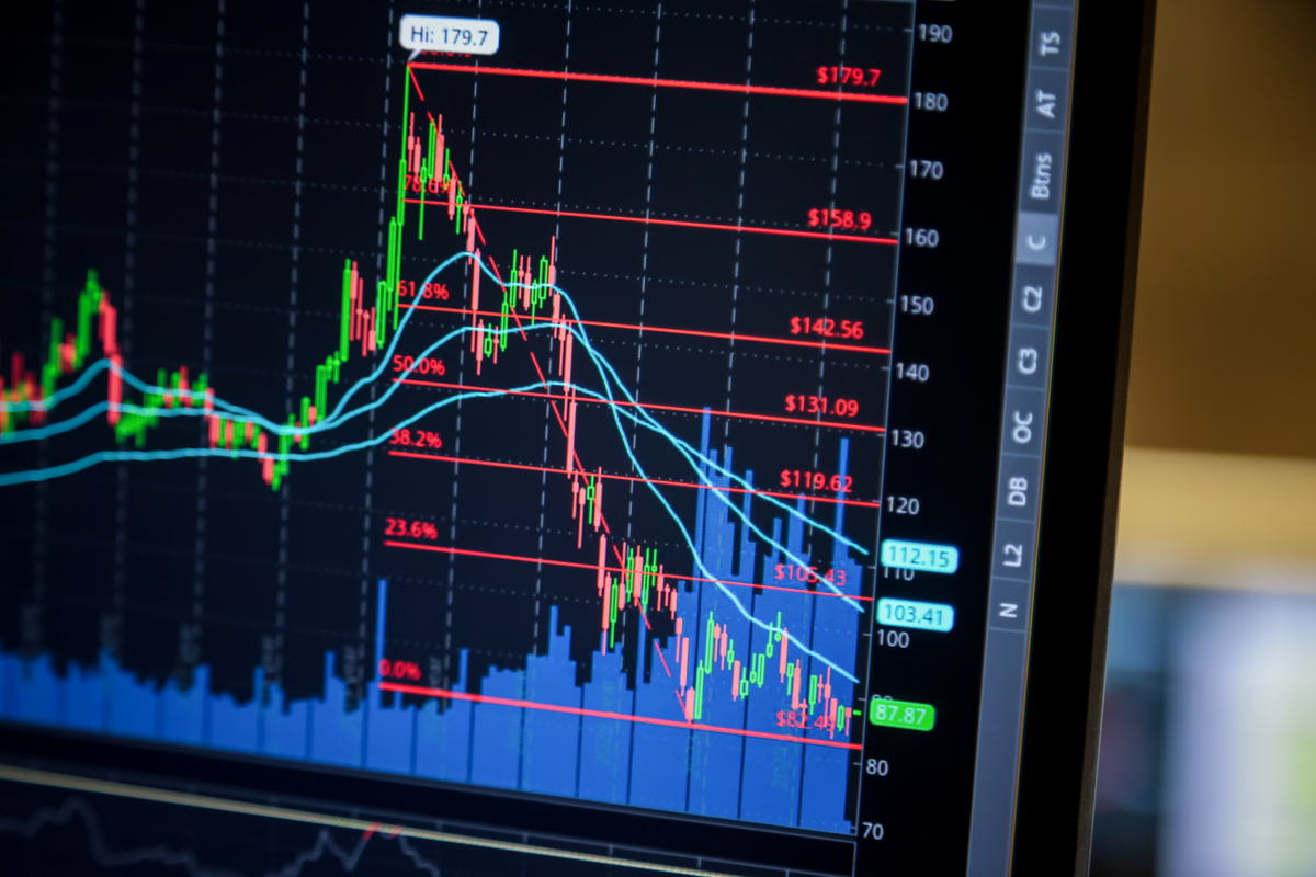 它通过选择股票技术指标数据集和预测算法并且设置一些必要的参数对股票历史数据进行模型预测训练最终生成股票价格预测模型。翻译韩语