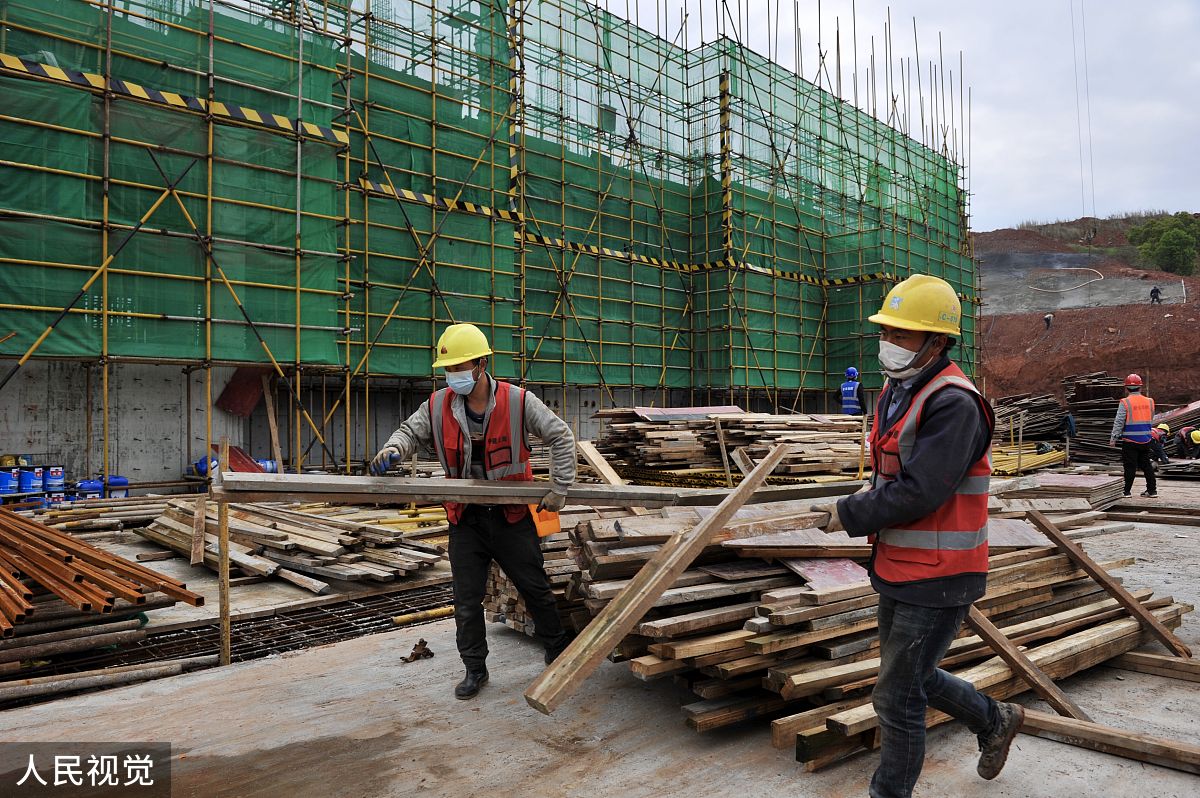 请对土木工程专业论文《浅谈建筑工程施工现场安全管理—以M工程项目为例》的小节内容1绪论 11 研究背景进行写作保证其内容合理性不要乱写：