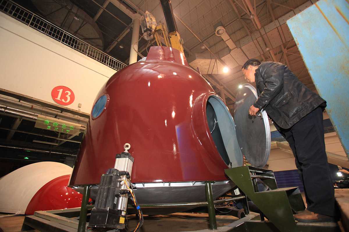 请翻译据收货人介绍设备于近期刚刚投入使用设备主体及操纵部分被放置在筒仓仓顶工作部分被放置于筒仓内并与主体通过软连接相连其形似螺旋桨通过旋转将货物打散恢复流动性。检验时该设备正在12号筒仓作业。12号筒仓的人孔道门在那时尚无法打开货位高于人孔道门且码头考虑到安全不允许各方检验人前往筒仓舱顶检验。因此各方检验人未能见到设备工作。以下图片为收货人提供供参考。另据工人消息该设备清除率似乎不太理想作业进度较