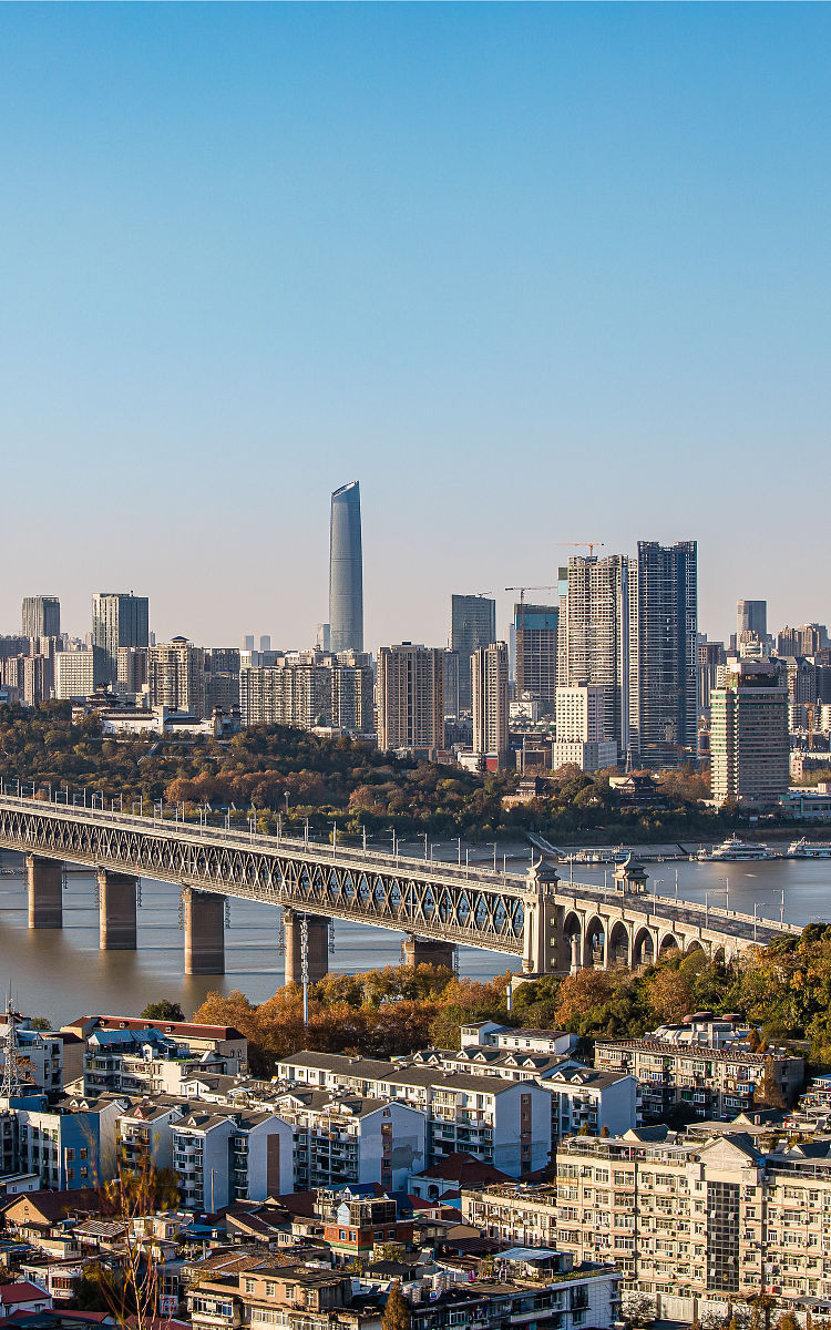 2021年11月30日,武汉市长江大桥.