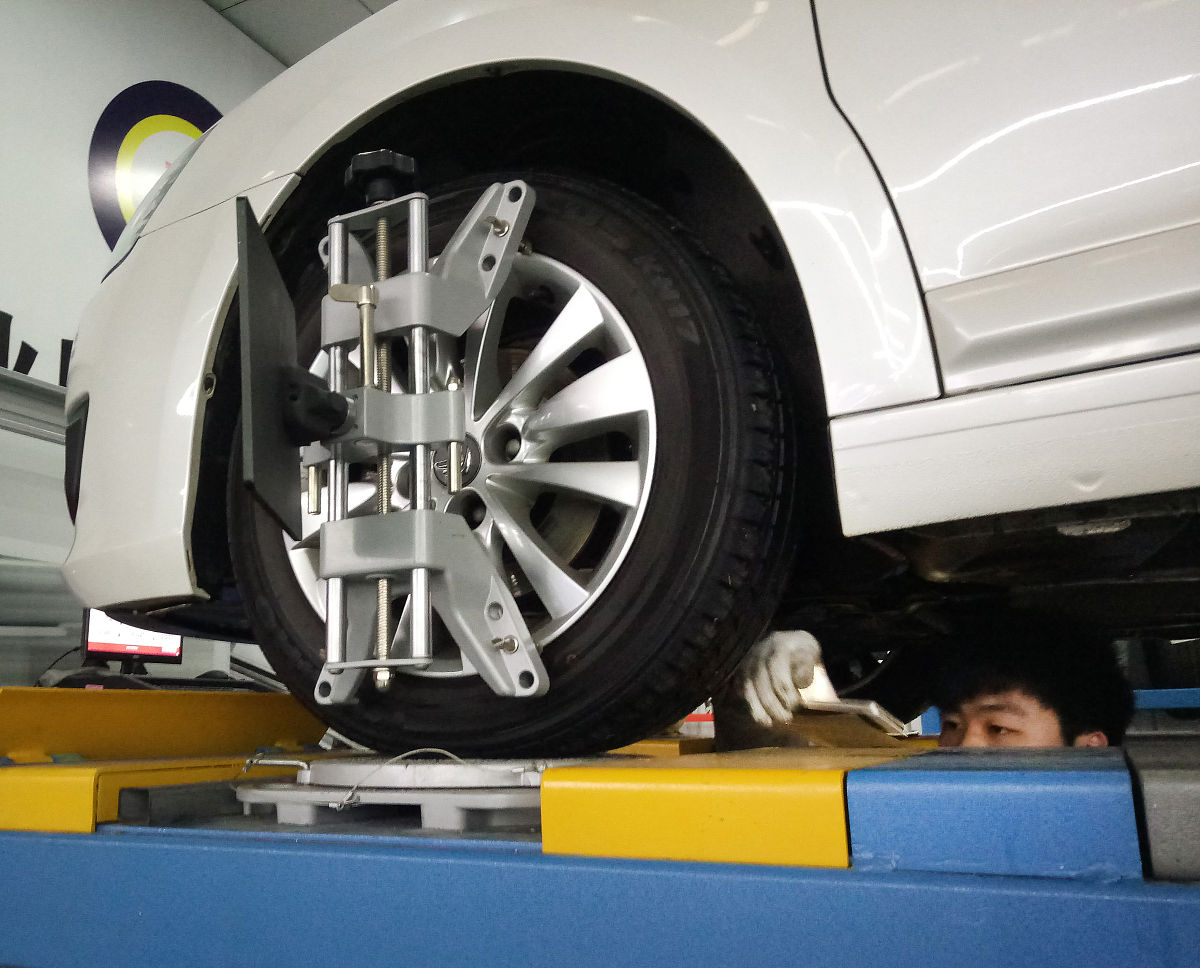 改写。目前国内许多车辆检修部门仍然是通过人工使用专门的测量仪器来检测车轮不圆度，这种方式不仅会占用列车的运行时间，降低列车的利用率，而且劳动强度大，检测过程繁琐，同时不可避免地会产生人工测量误差