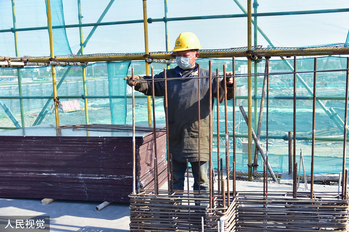 请对论文《建筑工程施工安全管理问题分析与对策研究——以MX小学施工项目为例》的小节内容23 MX小学项目施工条件 进行写作保证其内容合理性不要乱写：