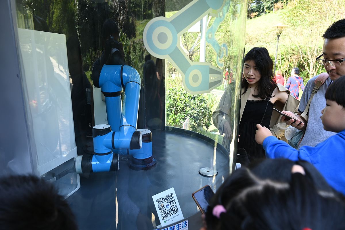 重庆女生学护理就业前景：2021年女生学护理学校好找工作吗？