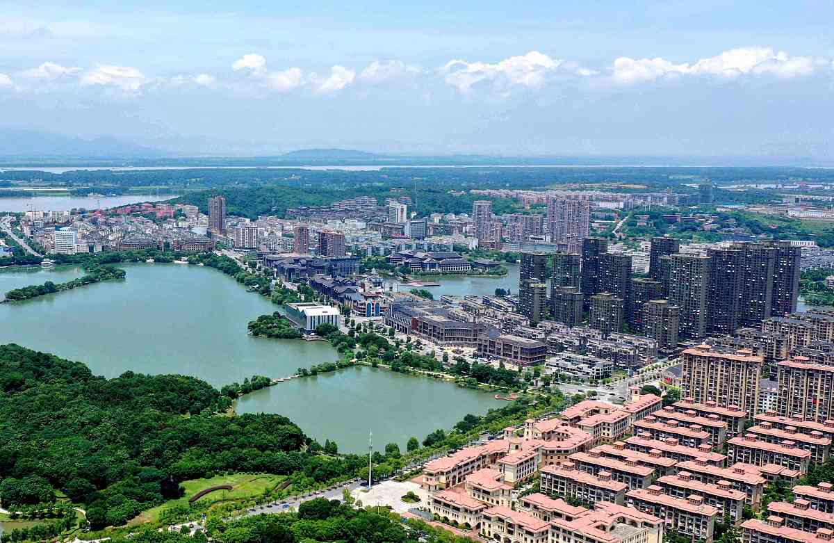 2020年6月26日,安徽铜陵,航拍天井湖国家水利风景区及周边城市建筑.
