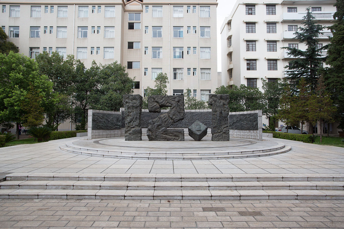 云南2022年男生读什么卫校好