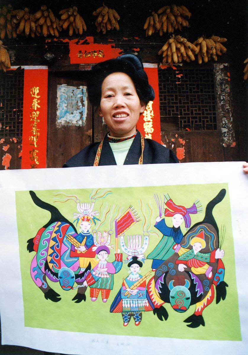 王明翠展示自己的佳作.+++_+++年画,民俗,民间艺术