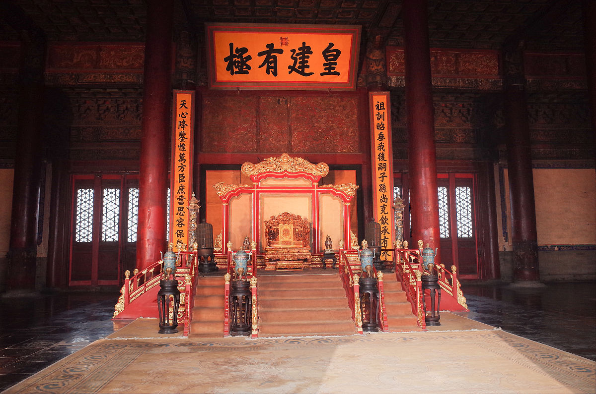 中国皇帝宫廷场景：威严与荣耀的象征
