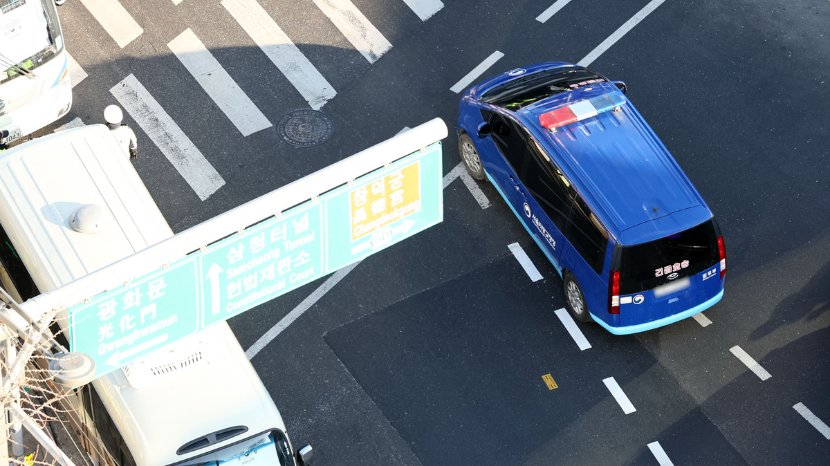 现如今 我国的道路交通网建设基本完成 各区域间的联系加强 经济发展也呈现出好的发展状态。交通运输过程中 安全是极为关键的内容 加强交通安全管理也是不可忽视的重要工作 使用智能化的交通技术能够及时检测道路运行中的异常问题 做出科学的处理 保证道路畅通 交通运输以及管理更加安全。润色上述语言