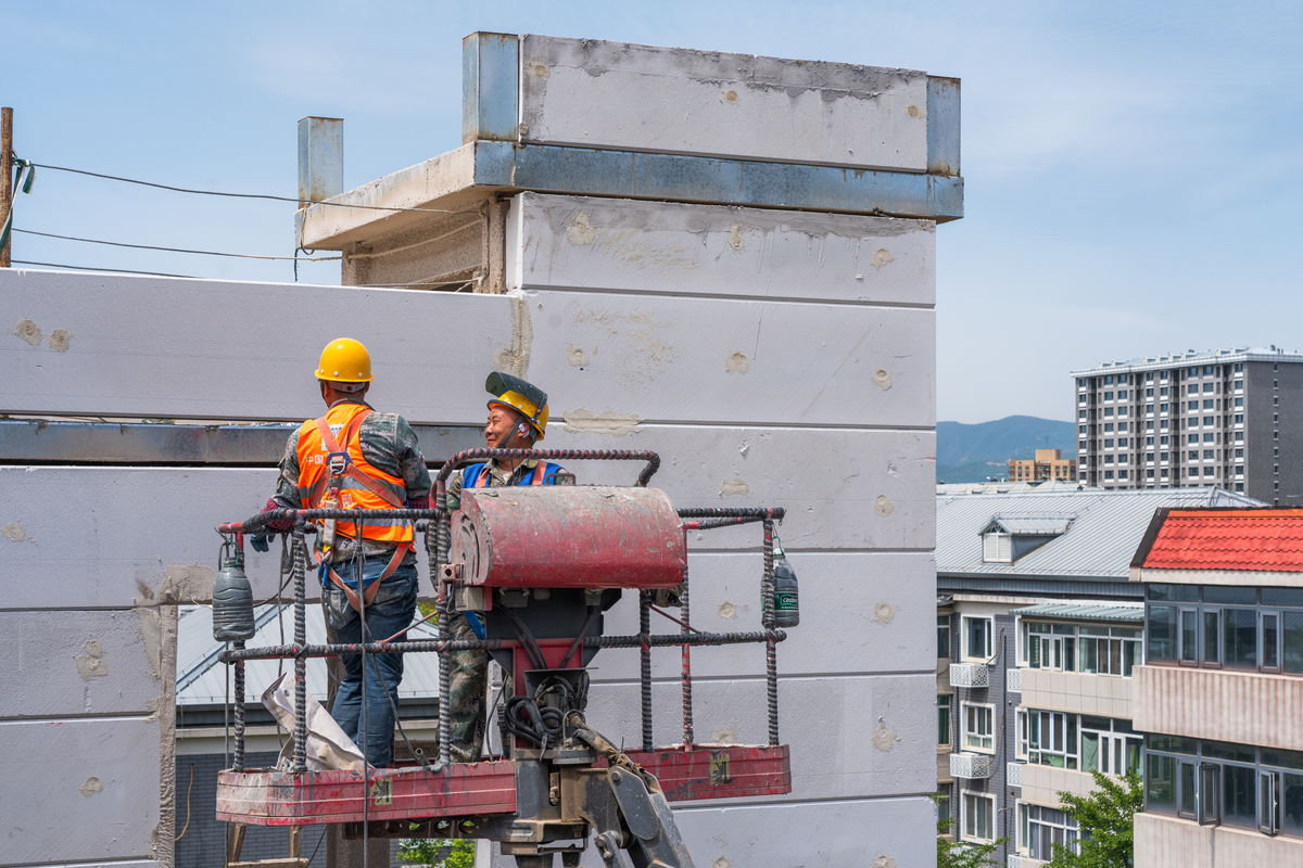 帮我改个句子让它读起来更顺畅句子是：改变了以往旧城改造以政府为主导推动的做法