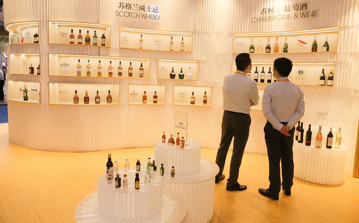 虫拜公司2023年4月1日在广州市四季酒店举办了一场高端葡萄酒巡展同时邀请了三十家知名葡萄酒进口商参加并且在现场举办了名师黑哥讲解的大师班。现场人头攒动热闹非凡参展商和观众应接不暇巡展结束后无论是参展商还是观众都对此次展会活动一致好评都称其为【广州小春糖】并且表示还会继续参加虫拜举办的葡萄酒巡展。请以此为背景写一篇新闻稿字数控制在1500左右