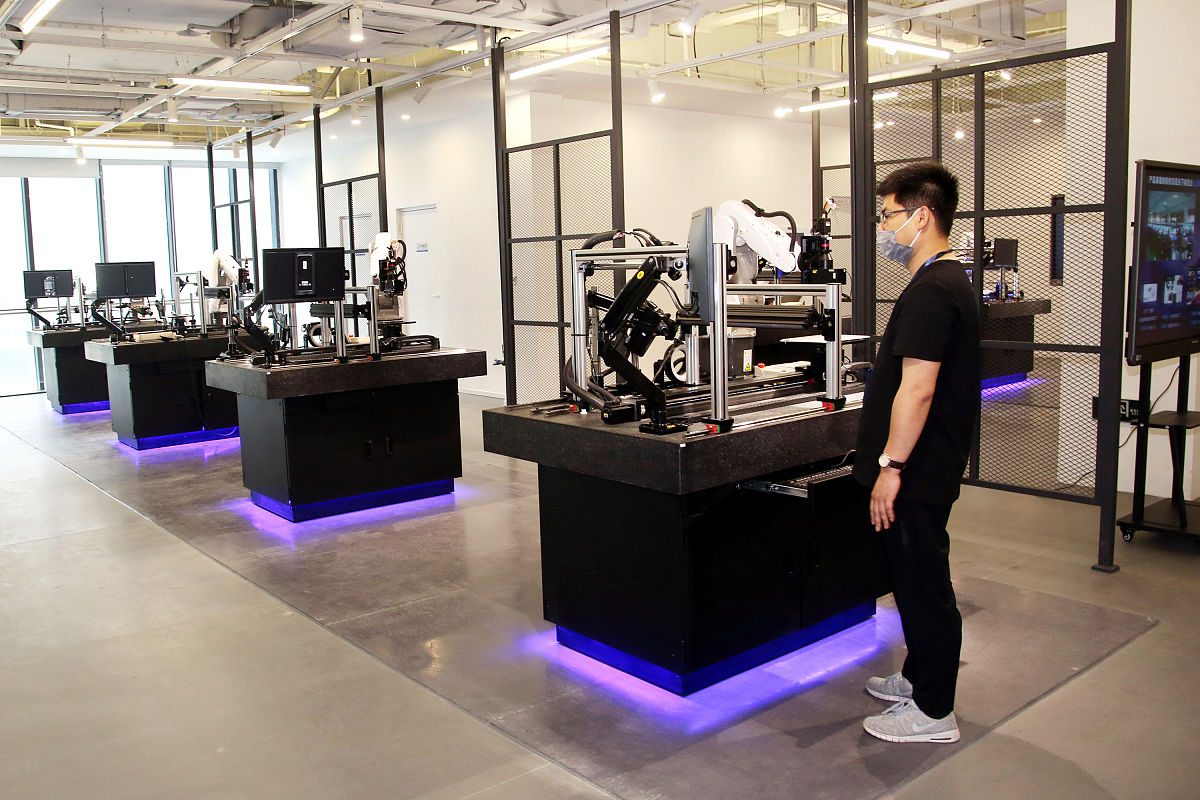 工业智能化发展注重人力资本的培养提升职业教育的地位认证力度