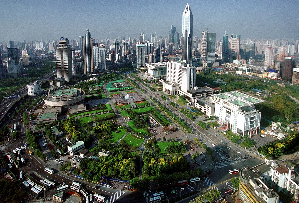 2004年8月20日,上海市中心的人民广场及周围群楼.