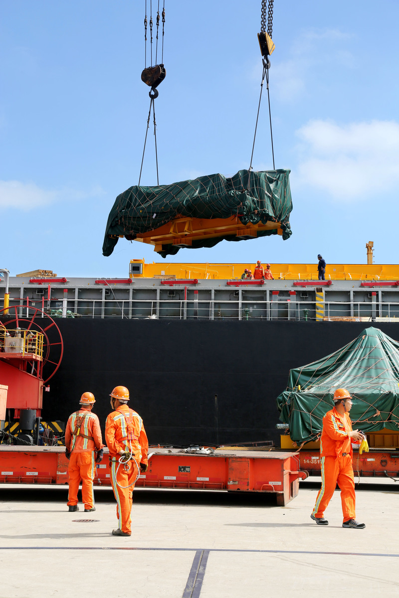 货物燃油泄漏持续，码头密切监测并清理