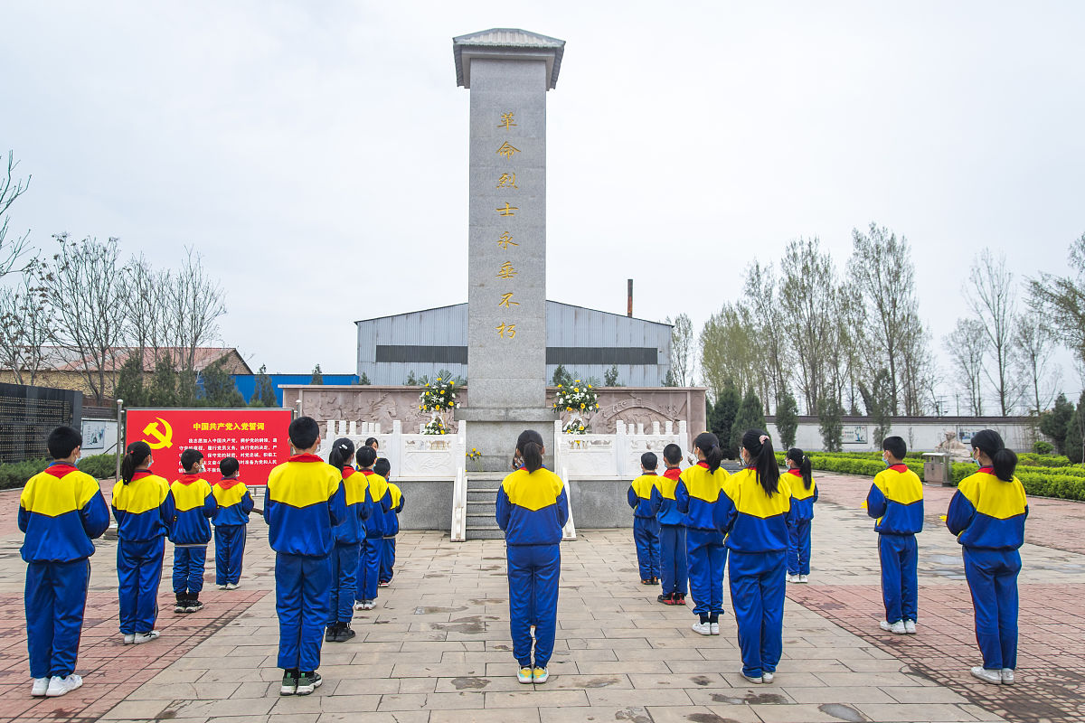 根据作文题目：致敬英雄成为英雄；写一段排比话