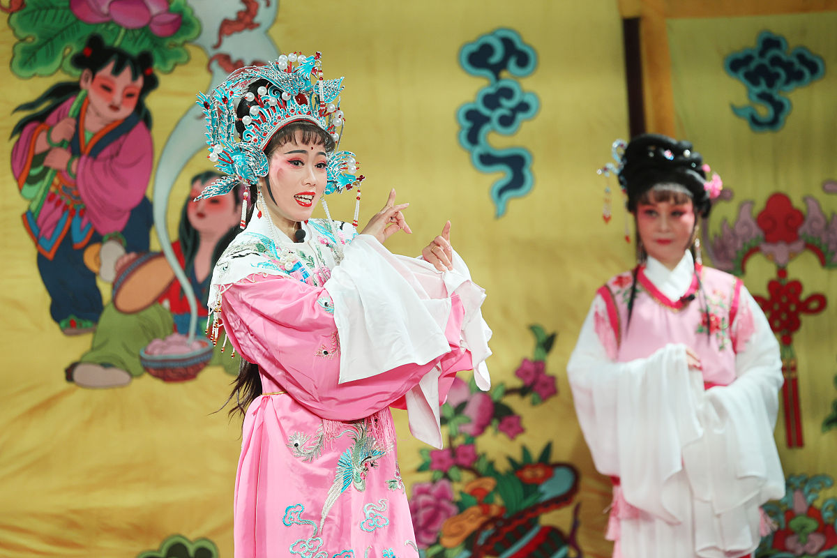 2022年2月1日,江苏南通,戏曲票友演唱会进行越剧专场演出.