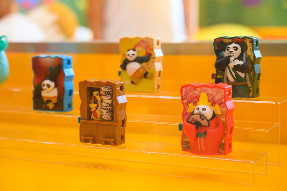 换个说法：使其成为一个具有独特故事和底蕴的文创IP形象。