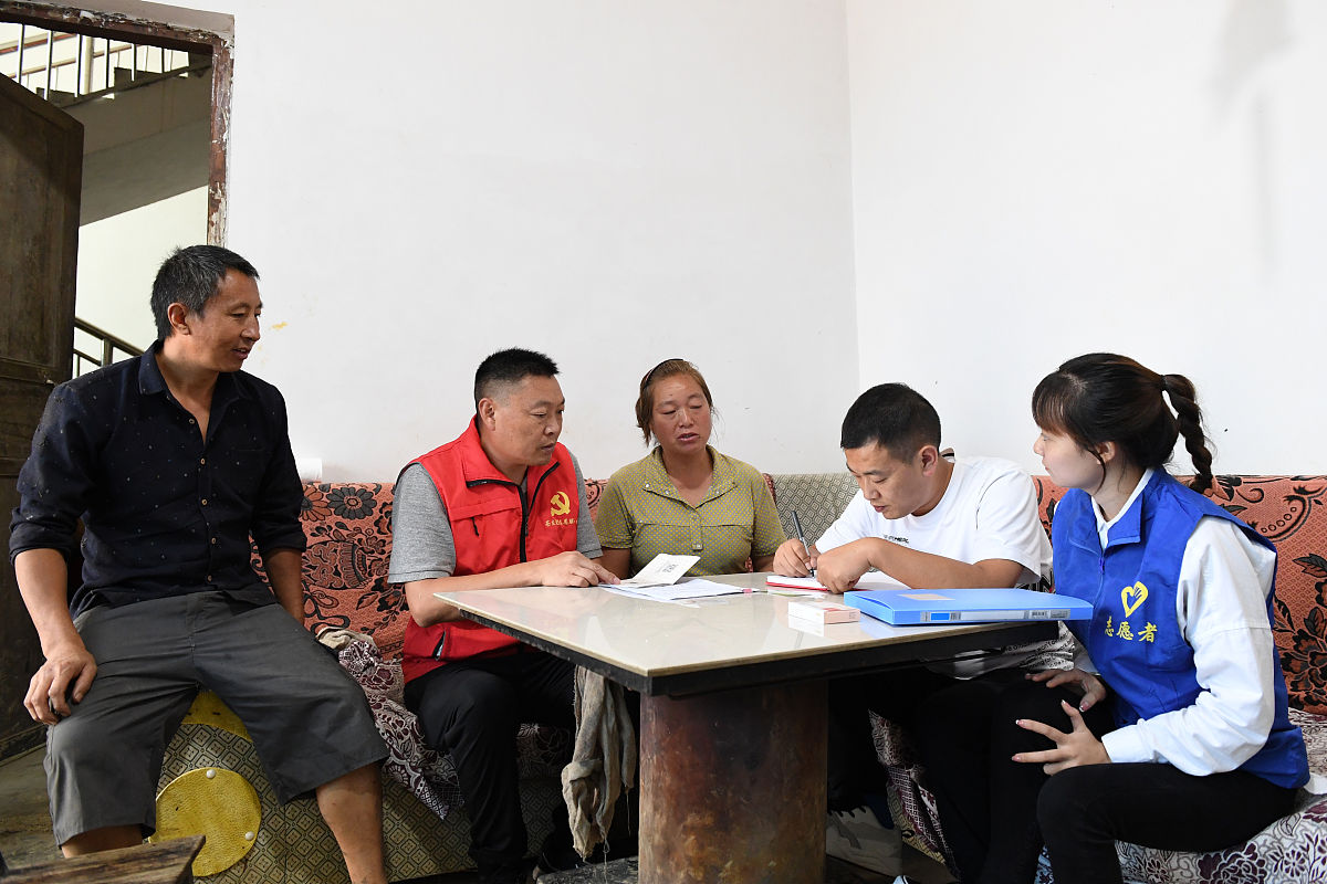 高一作文：奉献，成就更好的自己与更美好的世界