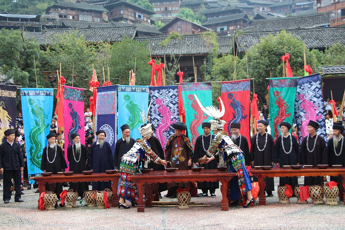 传统文化在西江苗寨乡村振兴中的作用探析摘 要：关键词：一、引言二、西江苗寨的传统文化遗产和价值一 西江苗寨的文化遗产概述二西江千户苗寨传统文化的价值三、西江千户苗寨传统文化在乡村振兴中的实践一传统文化有力促进了西江千户苗寨乡村振兴战略的实施二特色文化产业成为西江千户苗寨乡村振兴的基础三优秀传统文化成为乡风文明建设的重要保障四通过弘扬优秀传统文化促进西江千户苗寨的有效治理四、西江苗寨乡村振兴的成效一