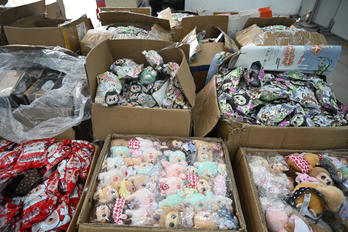 用自己的理解论述快递服务合同的概念写成一段话格式不少于200字。