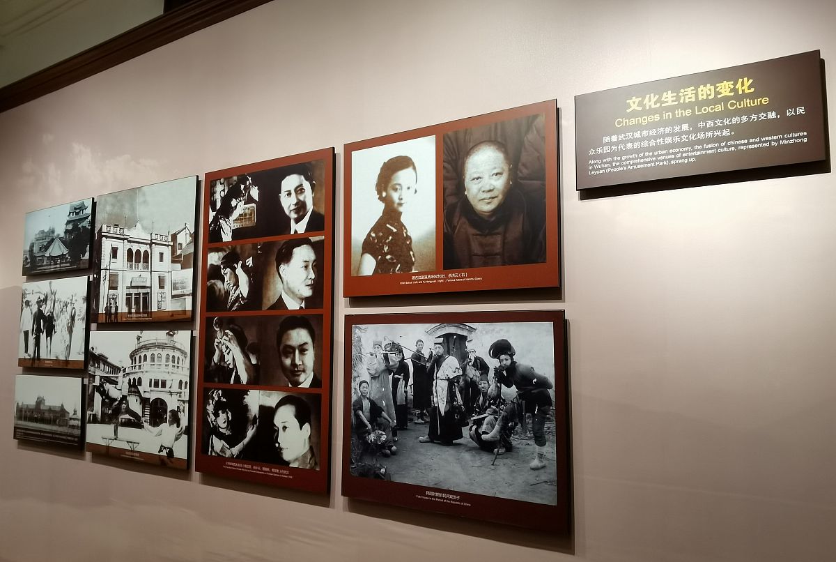 2022年1月4日,武汉,市民在江汉关博物馆观看《江汉朝宗——武汉城市现