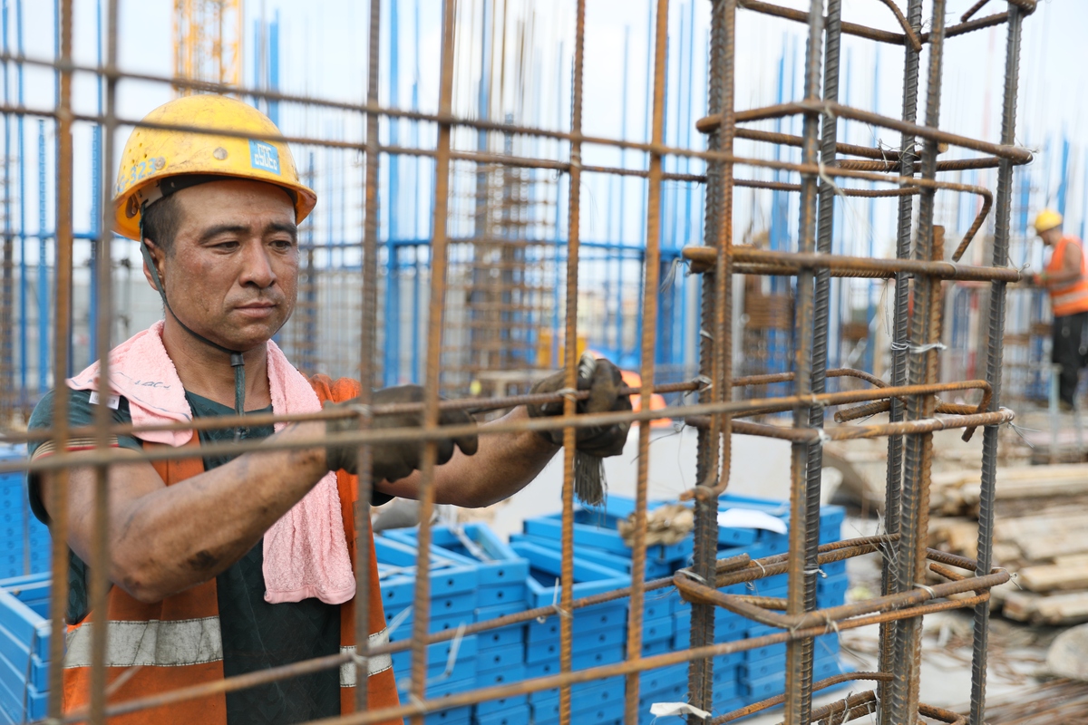 以下这段话用另一种方式表达：钢筋应按图放置和绑扎不漏扎。对基础隐蔽、钢筋和防雷焊接隐蔽等工作在自检合格以上后应会同建设单位做好隐蔽检査验收工作。