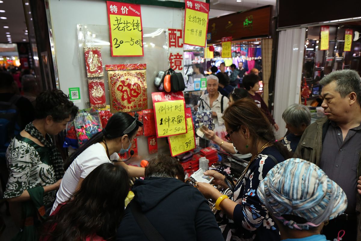 2018年9月27日,北京官园批发市场进入关门闭市倒计时,商家清仓大甩卖,