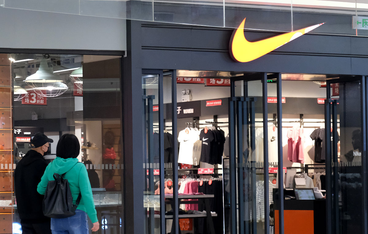 如果你是一名nike店铺服装区的销售员工你该向客户如何进行推销高情商的表达给我一些问答形式的模板