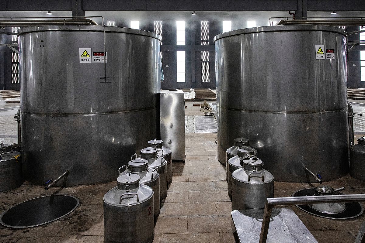 我要写一篇硕士学位论文题目为酿酒发酵过程关键指标软测量方法研究软测量指标为酒精度和酸度方法为机器学习帮我生成摘要和论文结构我需要详细一点的