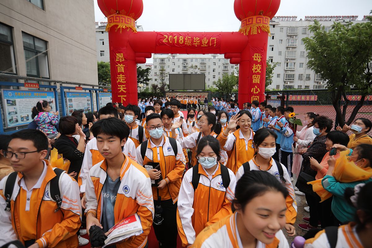 教师组织了实验探究引导学生进行自我评价和小组间相互评价。接着教师根据学生在实验探究过程中的表现和小组编写的实验探究报告对每个学生和小组进行评价。将上文进行同义重写