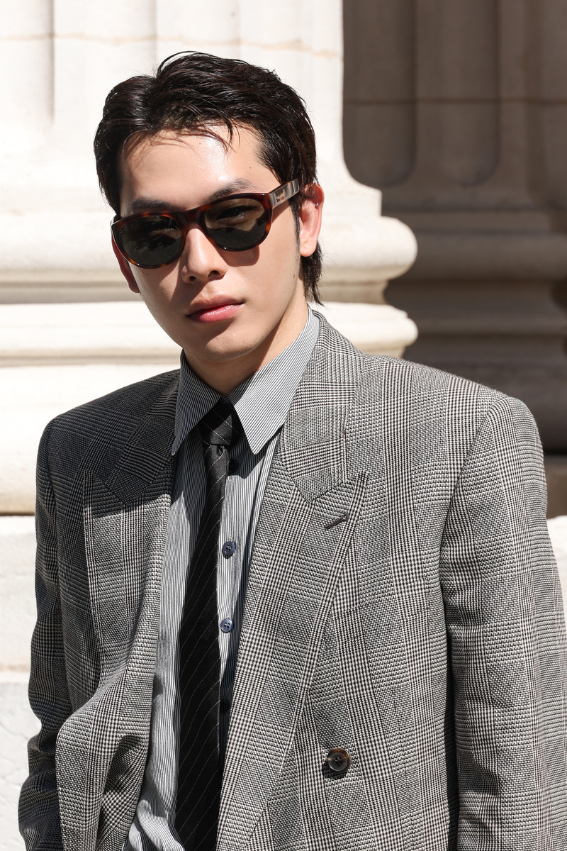 被墨镜遮掩的人物：神秘与英俊并存