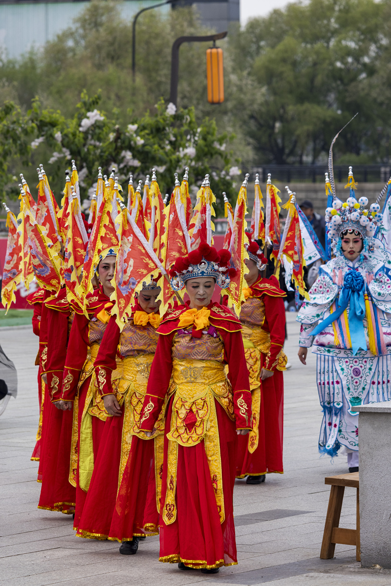 飘色巡游：中国传统宗教文化的祭祀仪式与娱乐结合