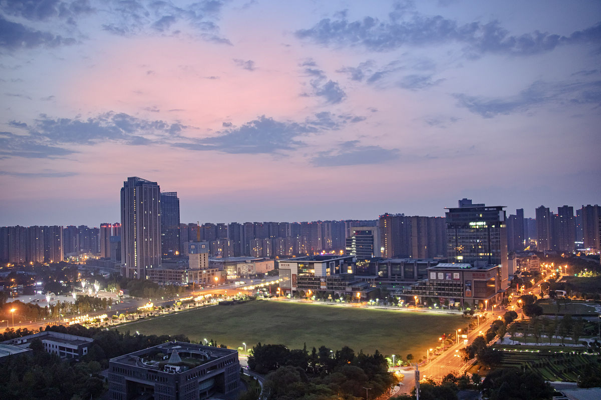 2021年8月4日,成都市温江区,城市在早霞的映衬下熠熠生辉,美景如画.