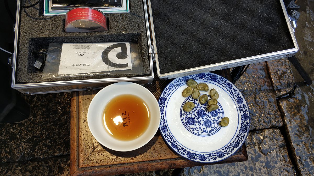 如果你是一名抖音语言教学主播在抖音语言教给别人如何做直播手稿具体内容会怎么写。先介绍自己豆姐来自农村的70后大姐在家照顾老人6年。挖痛点引共鸣。你会在直播间如何互动呢？需要5000个字左右