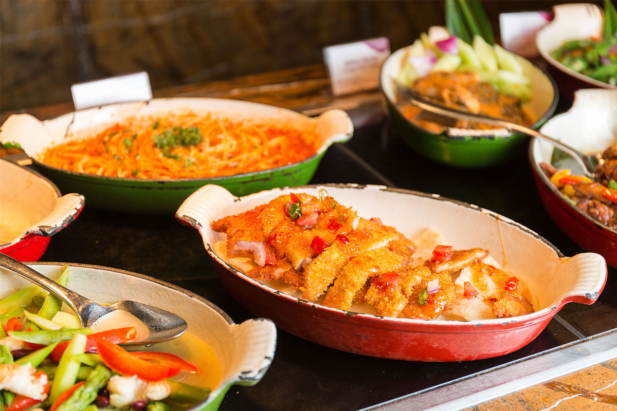 帮我生成一份探店泰式餐厅的文案