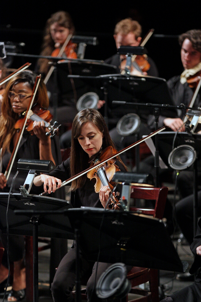 音乐才华：精通多种乐器和演唱