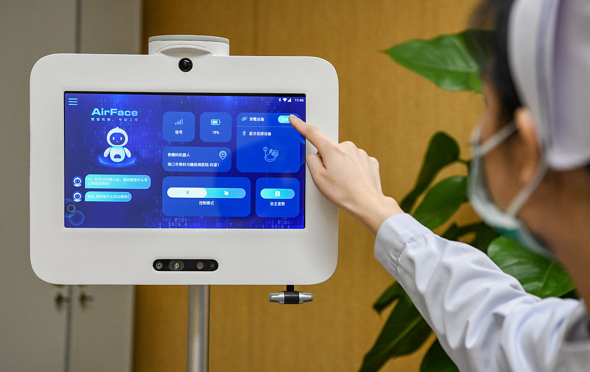 我现在写了一个程序大致内容是：老人健康检测平台请你帮我生成一段文字介绍要用到数据库远程传输等