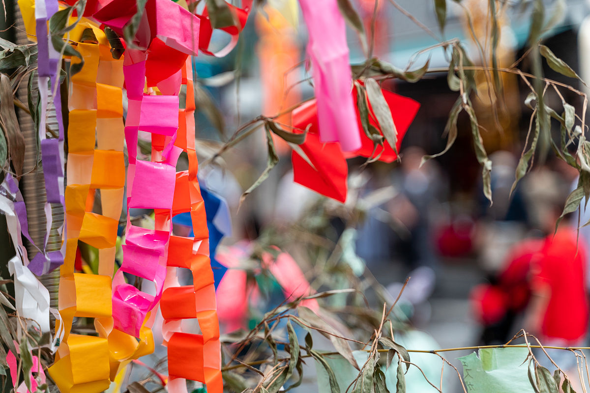 当地时间2019年7月6日,日本东京,民众张灯结彩迎接令和元年首个日本七