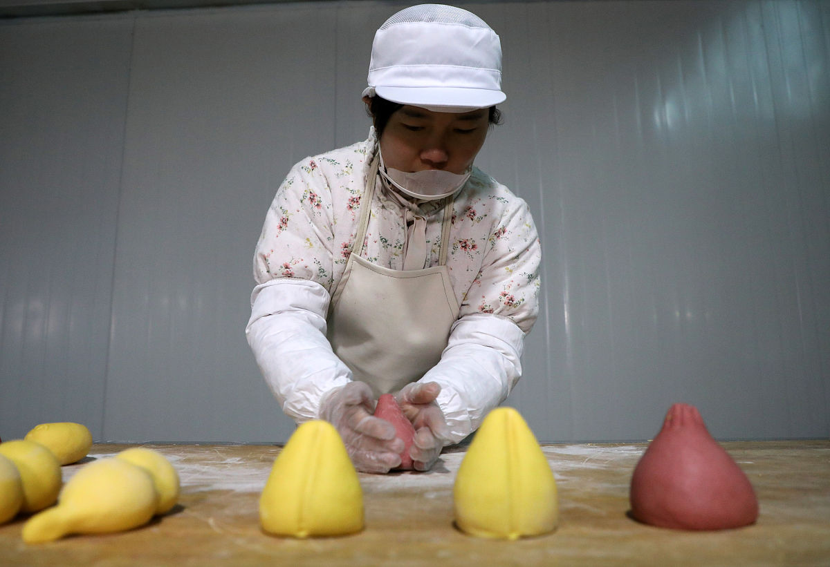 2021年1月29日,山东滨州,郑欢在制作传统花样馒头.