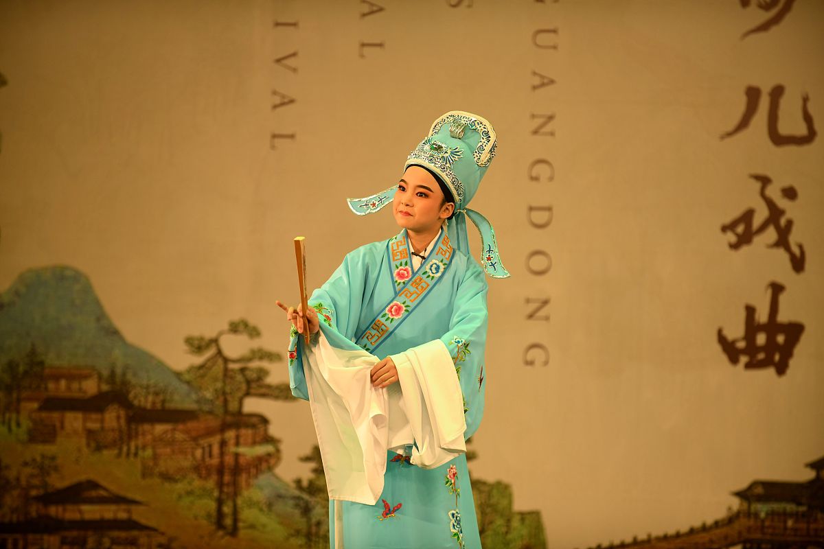 2021年5月22日,深圳,小演员在第12届广东省少儿戏曲小梅花荟萃活动中