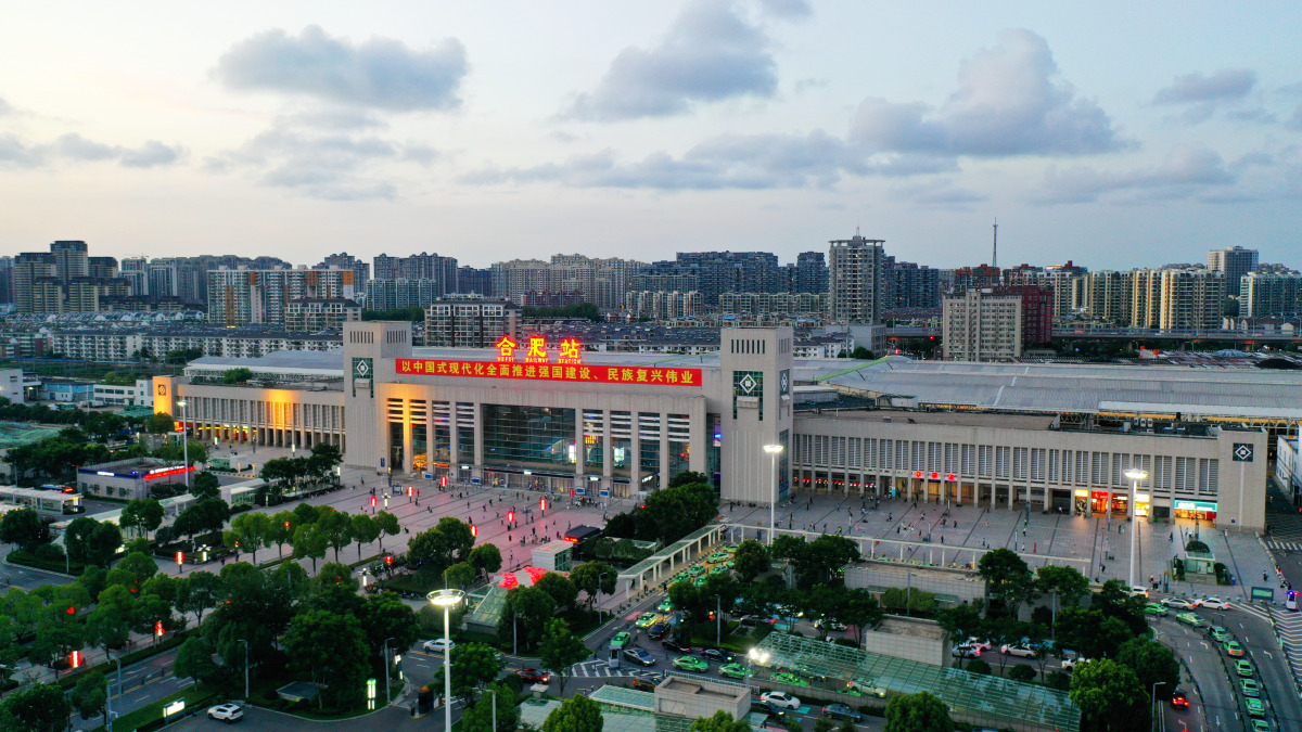 这里不仅有高楼大厦,繁华的商业区,也有许多历史文化景点,如包公祠