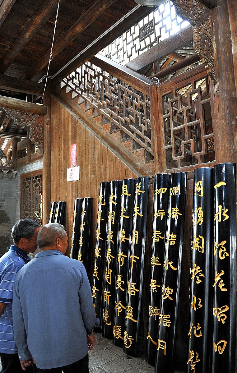 梧桐已栽花已开 对下联：莲池清波月正圆