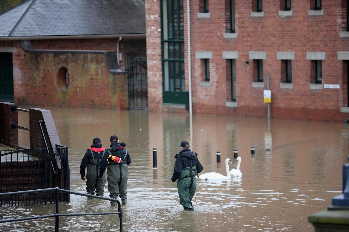 对面对洪水灾害政府责任通常是主导的政府救济或救助是应对灾害采取的常规手段。但政府救助只是水灾风险应对的方式之一其本身也存在一定的问题。一方面当洪水风险较大的时候政府救助必然要耗费大量的公共财政资金在一定程度上加重了纳税人的负担。另一方面政府的无偿救助可能会使得民众产生依赖心理降低民众的防灾意识。而洪水保险在水灾风险保障中能够避免政府救助的弊端。如英国的洪水保险是捆绑式的强制销售民众在购买住房或土地