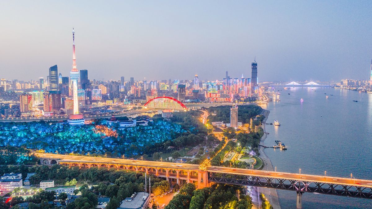 2020年5月30日,夜色下的武汉长江大桥灯光璀璨,宛如金色巨龙.